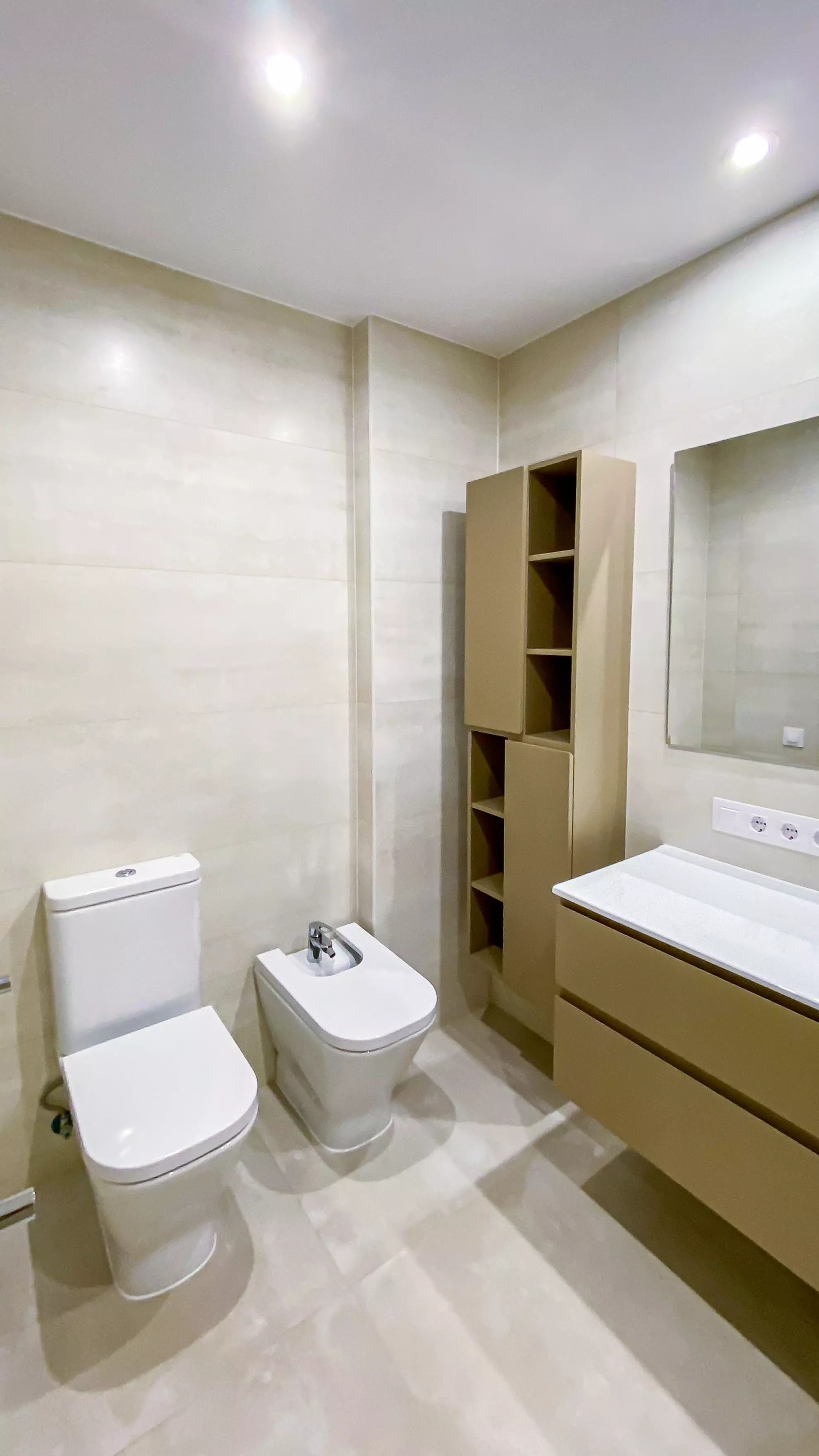 Baño con mueble de lavabo de madera y ducha de cristal.. Fotografía 14